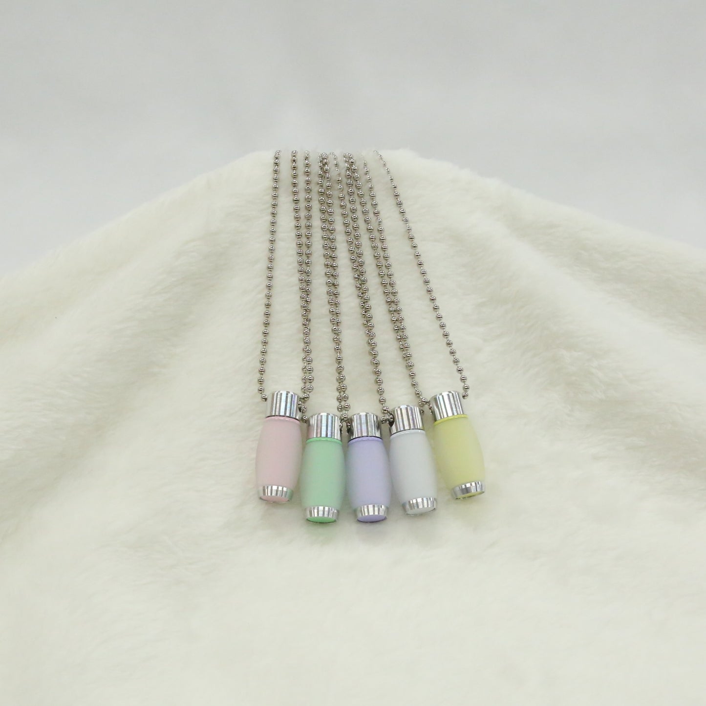 カラーカプセル   キーホルダー＆ネックレスチェーン付