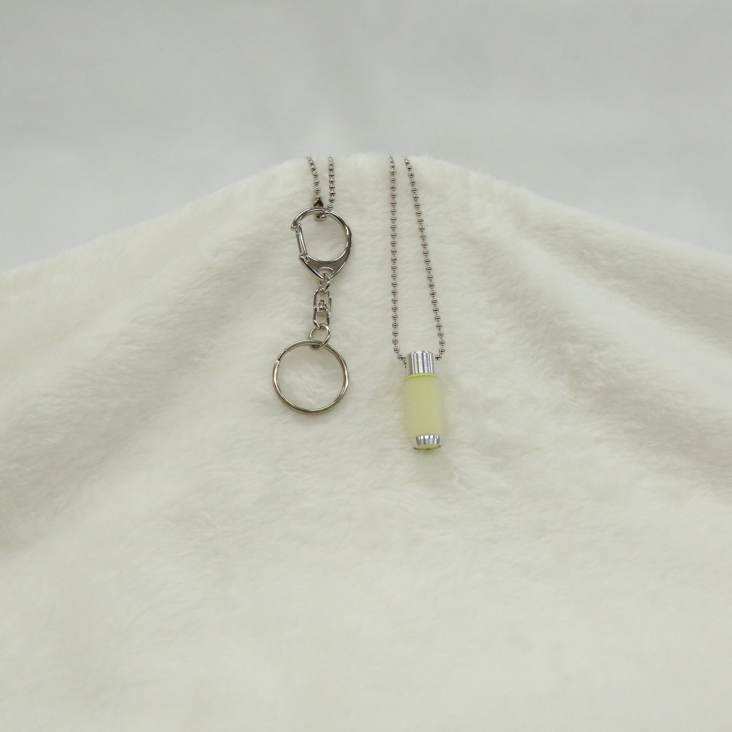 カラーカプセル   キーホルダー＆ネックレスチェーン付