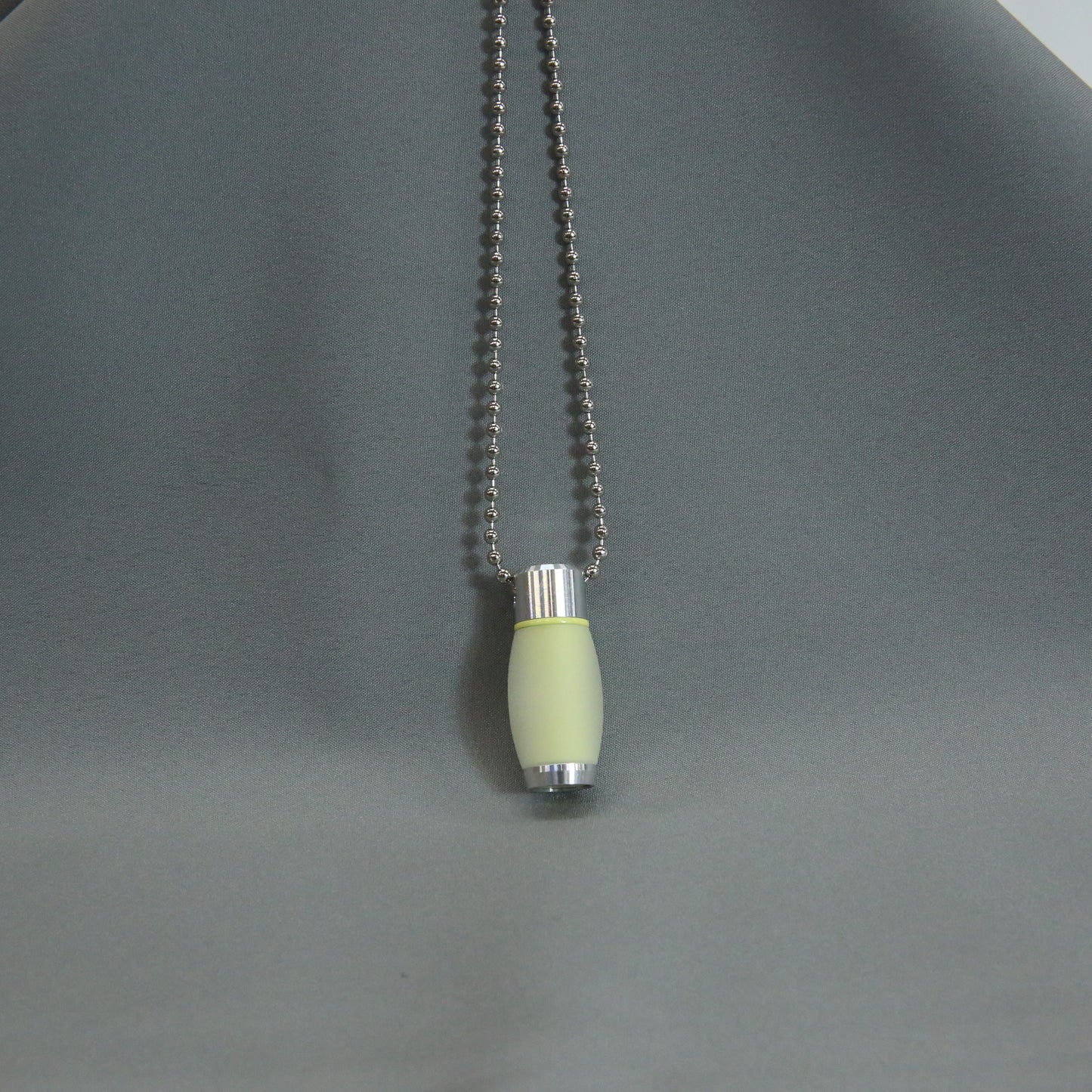 カラーカプセル   キーホルダー＆ネックレスチェーン付