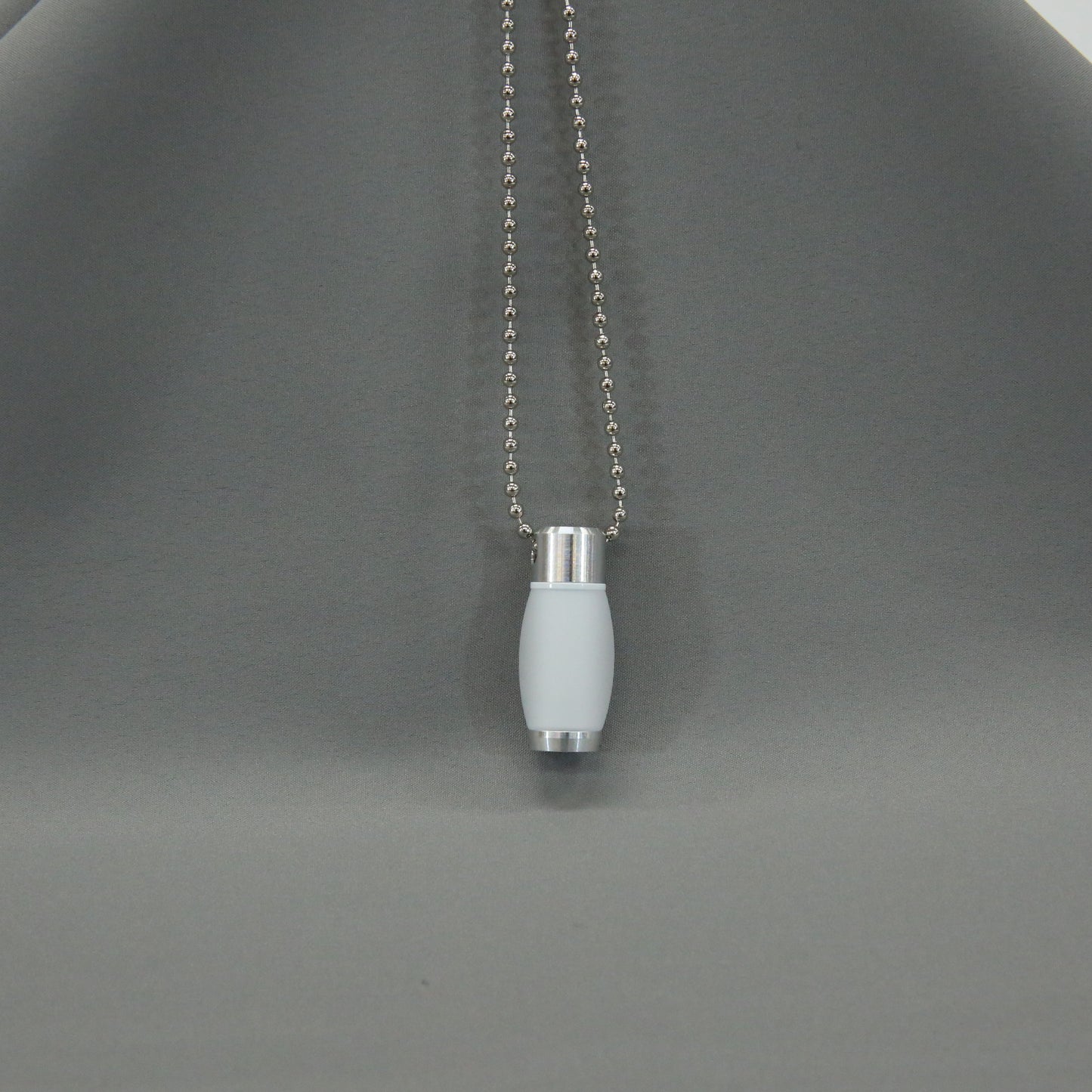 カラーカプセル   キーホルダー＆ネックレスチェーン付